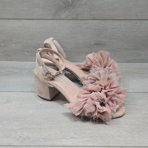 Avec Les Filles Women Elegant Pink Ruffle Heeled Sandals Shoes Sz 5M - Picture 1 of 12